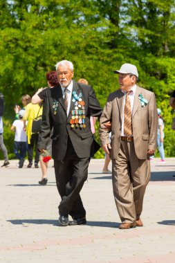 Shymkent, Kazakistan 9 Mayıs 2017: Ölümsüz alayı. Halk festivaller insan. Büyük Vatanseverlik Savaşı 1941-1945, Kızıl Ordu ve Sovyet halkının Zafer Bayramı.