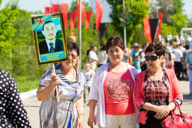 Shymkent, Kazakistan 9 Mayıs 2017: Ölümsüz alayı. Halk festivaller insan. Büyük Vatanseverlik Savaşı 1941-1945, Kızıl Ordu ve Sovyet halkının Zafer Bayramı.