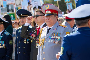 Shymkent, Kazakistan 9 Mayıs 2017: Ölümsüz alayı. Halk festivaller insan. Büyük Vatanseverlik Savaşı 1941-1945, Kızıl Ordu ve Sovyet halkının Zafer Bayramı.