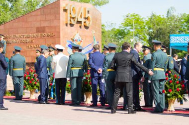 Shymkent, Kazakistan 9 Mayıs 2017: Ölümsüz alayı. Halk festivaller insan. Büyük Vatanseverlik Savaşı 1941-1945, Kızıl Ordu ve Sovyet halkının Zafer Bayramı.