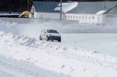 Petropavlovsk, Kazakistan - 6 Mart 2016: Fincan Urallar, Sibirya ve Kazakistan kış parça yarış. Yarış pisti Bishkul Kuzey Kazakistan 2016.