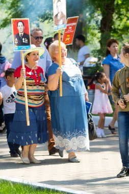 Shymkent, Kazakistan 9 Mayıs 2017: Ölümsüz alayı. Halk festivaller insan. Büyük Vatanseverlik Savaşı 1941-1945, Kızıl Ordu ve Sovyet halkının Zafer Bayramı.