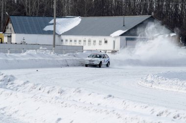 Petropavlovsk, Kazakistan - 6 Mart 2016: Fincan Urallar, Sibirya ve Kazakistan kış parça yarış. Yarış pisti Bishkul Kuzey Kazakistan 2016.