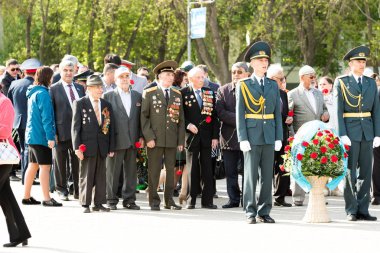 Petropavlovsk 7 Mayıs 2016: Resmi tatil. Defender'ı vatan günün Kazakistan'da 7 Mayıs kutladı. Asker ve askeri. Toplu kutlamalar insanlar.