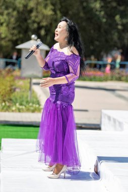 Shymkent, Kazakistan - 1 Mayıs 2017: Kazakistan şarkıları söyleyerek. 1 Mayıs Kazakistan halkının birlik gün işaretler