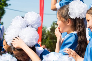 Shymkent, Kazakistan 9 Mayıs 2017: Ölümsüz alayı. Halk festivaller insan. Büyük Vatanseverlik Savaşı 1941-1945, Kızıl Ordu ve Sovyet halkının Zafer Bayramı.