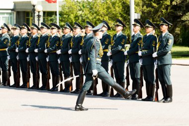Petropavlovsk 7 Mayıs 2016: Resmi tatil. Defender'ı vatan günün Kazakistan'da 7 Mayıs kutladı. Asker ve askeri. Toplu kutlamalar insanlar.