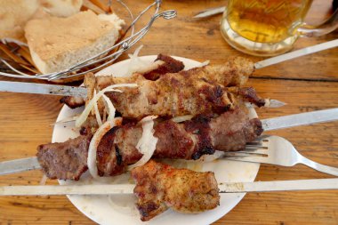 Kızarmış et şiş kebap, sopa üzerinde