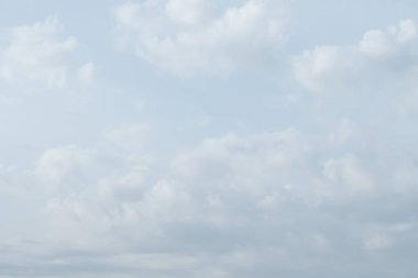 Bulutlu güzel mavi gökyüzü 