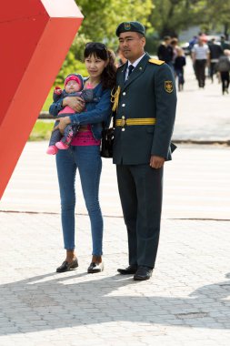 Petropavlovsk 7 Mayıs 2016: Resmi tatil. Defender'ı vatan günün Kazakistan'da 7 Mayıs kutladı. Asker ve askeri. Toplu kutlamalar insanlar.