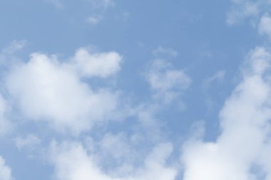 Bulutlu güzel mavi gökyüzü 