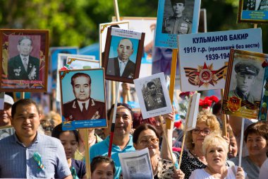 Shymkent, Kazakistan 9 Mayıs 2017: Ölümsüz alayı. Halk festivaller insan. Büyük Vatanseverlik Savaşı 1941-1945, Kızıl Ordu ve Sovyet halkının Zafer Bayramı.