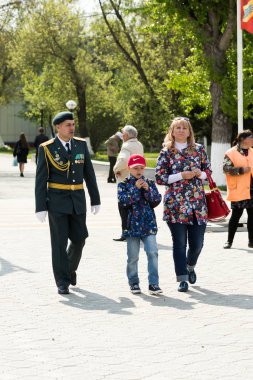 Petropavlovsk 7 Mayıs 2016: Resmi tatil. Defender'ı vatan günün Kazakistan'da 7 Mayıs kutladı. Asker ve askeri. Toplu kutlamalar insanlar.