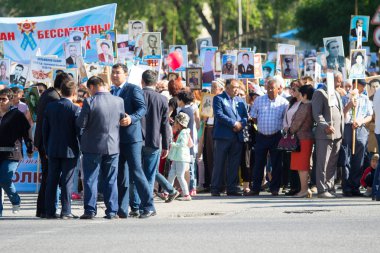 Shymkent, Kazakistan 9 Mayıs 2017: Ölümsüz alayı. Halk festivaller insan. Büyük Vatanseverlik Savaşı 1941-1945, Kızıl Ordu ve Sovyet halkının Zafer Bayramı.