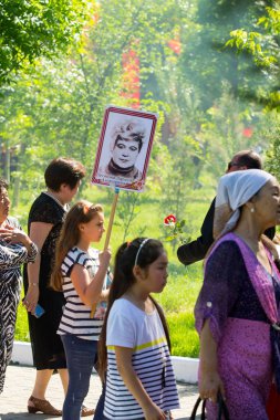 Shymkent, Kazakistan 9 Mayıs 2017: Ölümsüz alayı. Halk festivaller insan. Büyük Vatanseverlik Savaşı 1941-1945, Kızıl Ordu ve Sovyet halkının Zafer Bayramı.
