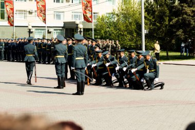 Petropavlovsk 7 Mayıs 2016: Resmi tatil. Defender'ı vatan günün Kazakistan'da 7 Mayıs kutladı. Asker ve askeri. Toplu kutlamalar insanlar.