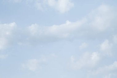 Bulutlu güzel mavi gökyüzü 