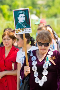 Shymkent, Kazakistan 9 Mayıs 2017: Ölümsüz alayı. Halk festivaller insan. Büyük Vatanseverlik Savaşı 1941-1945, Kızıl Ordu ve Sovyet halkının Zafer Bayramı.