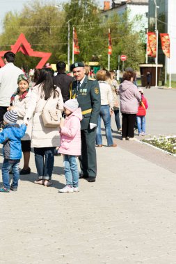 Petropavlovsk 7 Mayıs 2016: Resmi tatil. Defender'ı vatan günün Kazakistan'da 7 Mayıs kutladı. Asker ve askeri. Toplu kutlamalar insanlar.