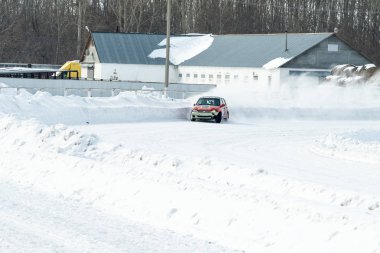 Petropavlovsk, Kazakistan - 6 Mart 2016: Fincan Urallar, Sibirya ve Kazakistan kış parça yarış. Yarış pisti Bishkul Kuzey Kazakistan 2016.
