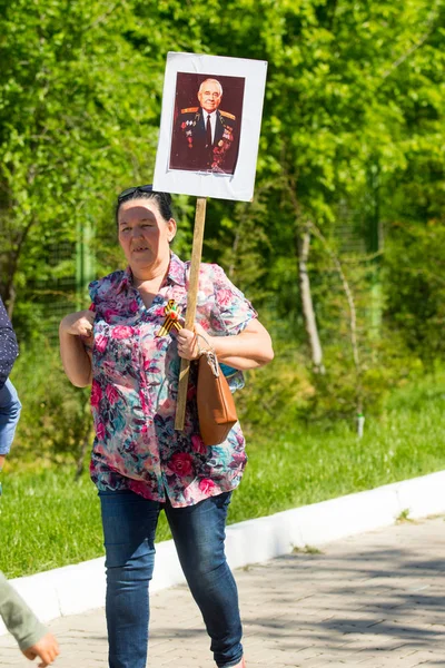 Shymkent, Kazakistan 9 Mayıs 2017: Ölümsüz alayı. Halk festivaller insan. Büyük Vatanseverlik Savaşı 1941-1945, Kızıl Ordu ve Sovyet halkının Zafer Bayramı.