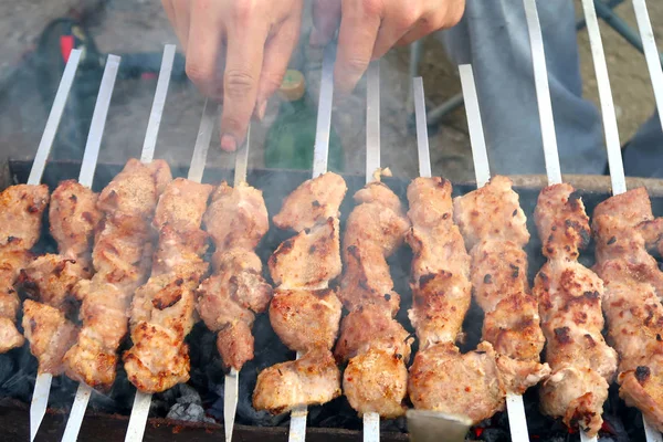 Carne Sugli Spiedini Gli Spiedini Sono Cotti Sul Carbone — Foto Stock