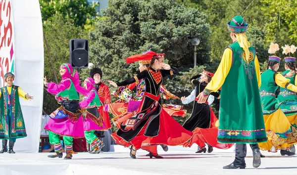 Shymkent Kazakhstan Mayo 2017 Bailarines Con Los Trajes Nacionales Los —  Fotos de Stock