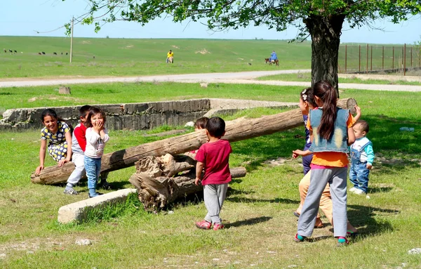 Kazakhstan Shymkent Avril 2017 Balançoire Les Petits Enfants Jouent Dans — Photo