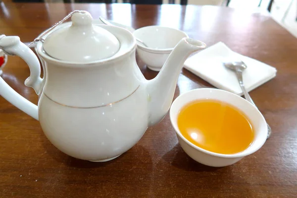 Wasserkocher Mit Tee Und Schüssel — Stockfoto