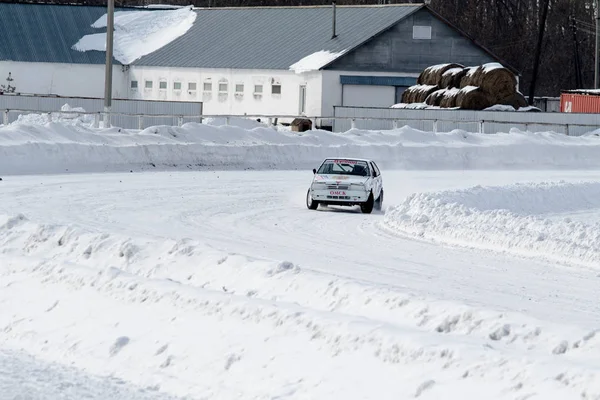 Petropavlovsk, Kazakistan - 6 Mart 2016: Fincan Urallar, Sibirya ve Kazakistan kış parça yarış. Yarış pisti Bishkul Kuzey Kazakistan 2016.