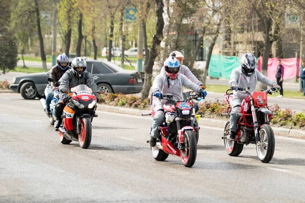 Criança Andando De Moto Com a Mão Levantada Imagem de Stock