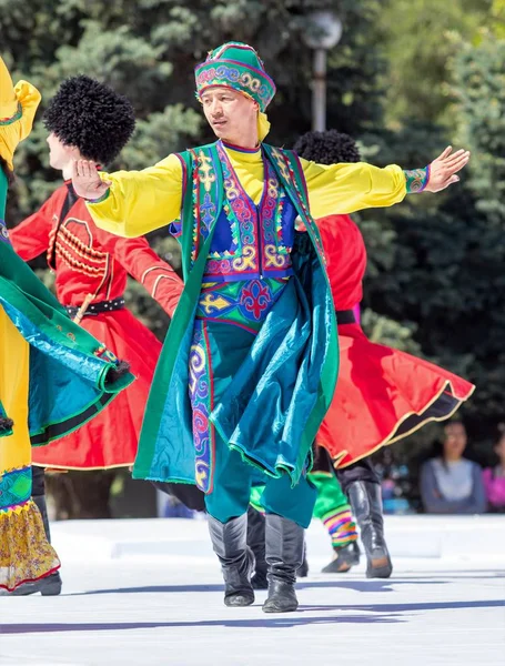 Shymkent, Kazakistan - 1 Mayıs 2017: Kazakistan halklarının Ulusal kostümleri dansçılar. 1 Mayıs Kazakistan halkının birlik gün işaretler