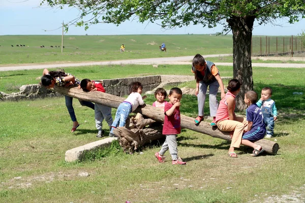 Kazakhstan Shymkent Avril 2017 Balançoire Les Petits Enfants Jouent Dans — Photo