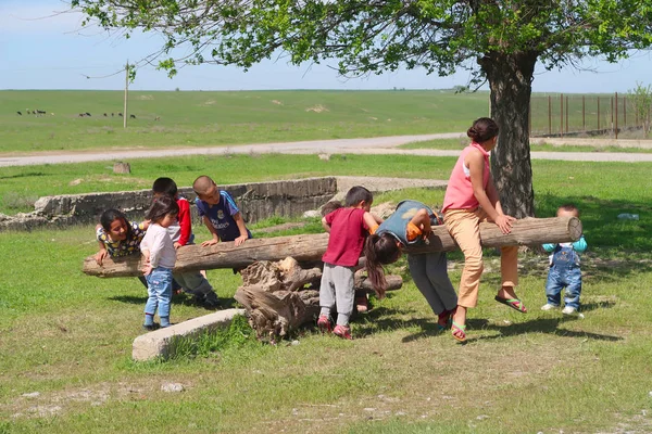 Kazakhstan Shymkent Avril 2017 Balançoire Les Petits Enfants Jouent Dans — Photo