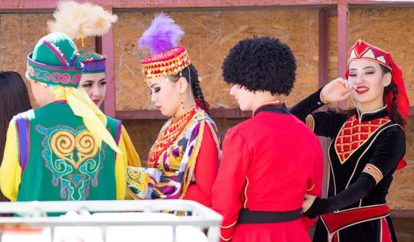 Shymkent Kazakhstan Maio 2017 Dançarinos Nos Trajes Nacionais Dos Povos — Fotografia de Stock