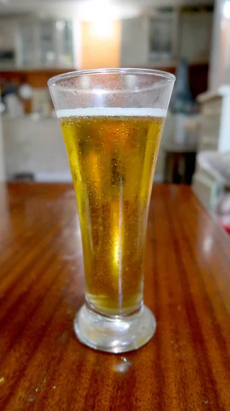 Ein Glas Bier Mit Tropfen — Stockfoto