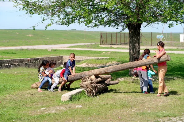 Kazakhstan Shymkent Avril 2017 Balançoire Les Petits Enfants Jouent Dans — Photo