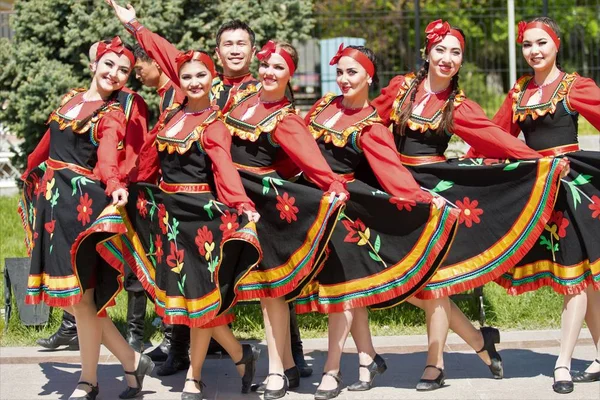 Shymkent Kazachstán Května 2017 Zpěváci Tanečníci Národních Krojích Května Kazachstán — Stock fotografie