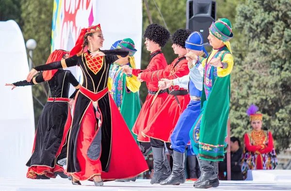 Shymkent Kazakstan Maj 2017 Dansare Nationella Kostymer Folken Kazakstan Maj — Stockfoto