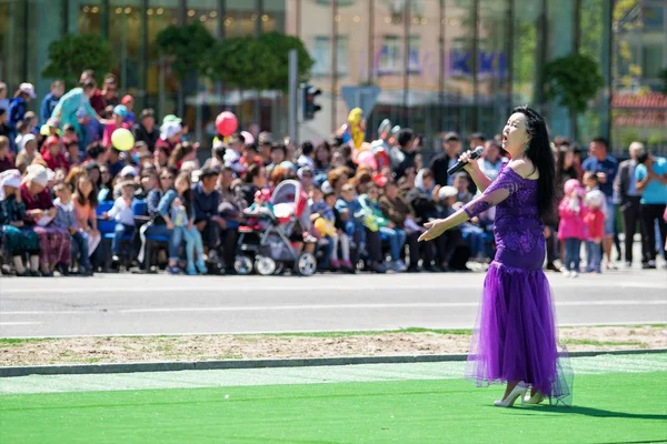 Shymkent, Kazakistan - 1 Mayıs 2017: Kazakistan şarkıları söyleyerek. 1 Mayıs Kazakistan halkının birlik gün işaretler