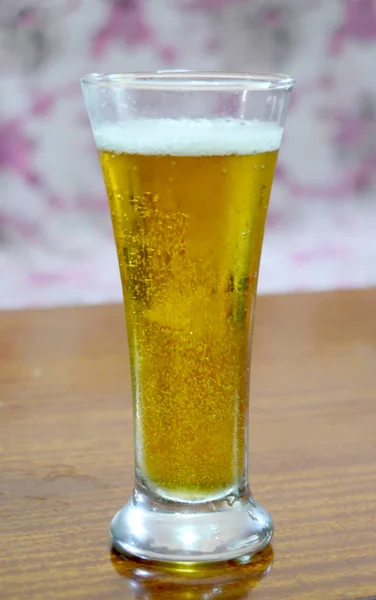 Ein Glas Bier Mit Tropfen — Stockfoto