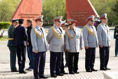 Petropavlovsk 7 Mayıs 2016: Resmi tatil. Defender'ı vatan günün Kazakistan'da 7 Mayıs kutladı. Asker ve askeri. Toplu kutlamalar insanlar.