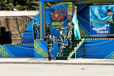 Petropavlovsk 7 Mayıs 2016: Resmi tatil. Defender'ı vatan günün Kazakistan'da 7 Mayıs kutladı. Asker ve askeri. Toplu kutlamalar insanlar.