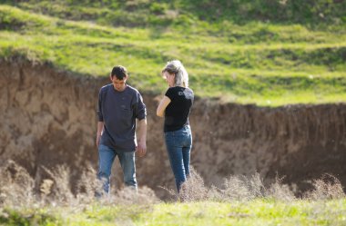 Kazakistan, Çimkent - 9 Nisan 2017. Erkekler kadınlar kadınlar çocuk dağlar bahar. Jöle manzara manzara.
