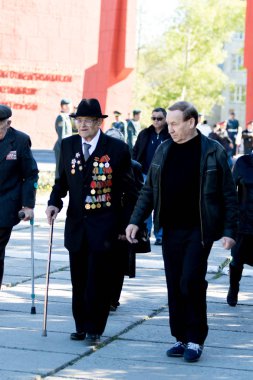 Petropavlovsk, Kazakistan - 9 Mayıs 2016: 9 Mayıs 2016 Petropavlovsk, Kazakistan'daki zafer günü. Ölü savaş anısına. Üyeler mutlu.