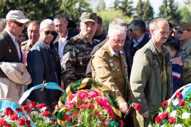 Petropavlovsk, Kazakistan - 9 Mayıs 2016: 9 Mayıs 2016 Petropavlovsk, Kazakistan'daki zafer günü. Ölü savaş anısına. Üyeler mutlu.