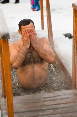 Petropavlovsk, Kazakistan - 19 Ocak 2018: vaftiz. Kışın buz delik insanlar yüzmek.