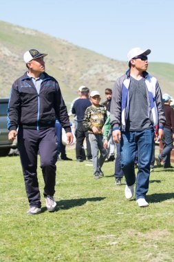 Kazakistan, Çimkent - 9 Nisan 2017. Erkekler kadınlar kadınlar çocuk dağlar bahar. Jöle manzara manzara.