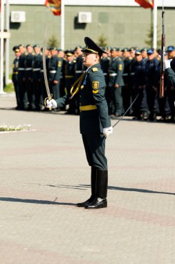 Petropavlovsk 7 Mayıs 2016: Resmi tatil. Defender'ı vatan günün Kazakistan'da 7 Mayıs kutladı. Asker ve askeri. Toplu kutlamalar insanlar.