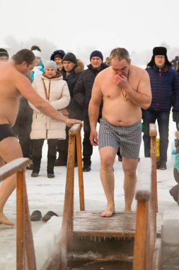 Petropavlovsk, Kazakistan - 19 Ocak 2018: vaftiz. Kışın buz delik insanlar yüzmek.